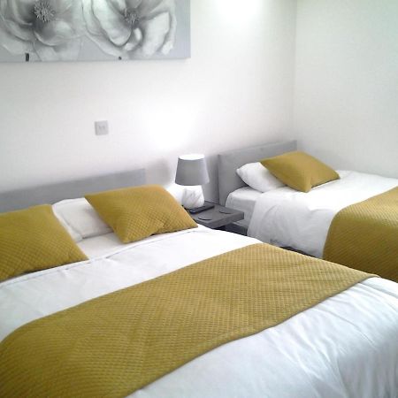 Lady Charlotte Guest Rooms Triple Rooms Dowlais Buitenkant foto