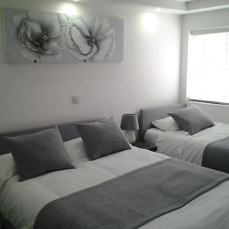 Lady Charlotte Guest Rooms Triple Rooms Dowlais Buitenkant foto