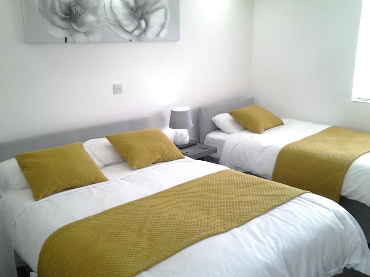 Lady Charlotte Guest Rooms Triple Rooms Dowlais Buitenkant foto