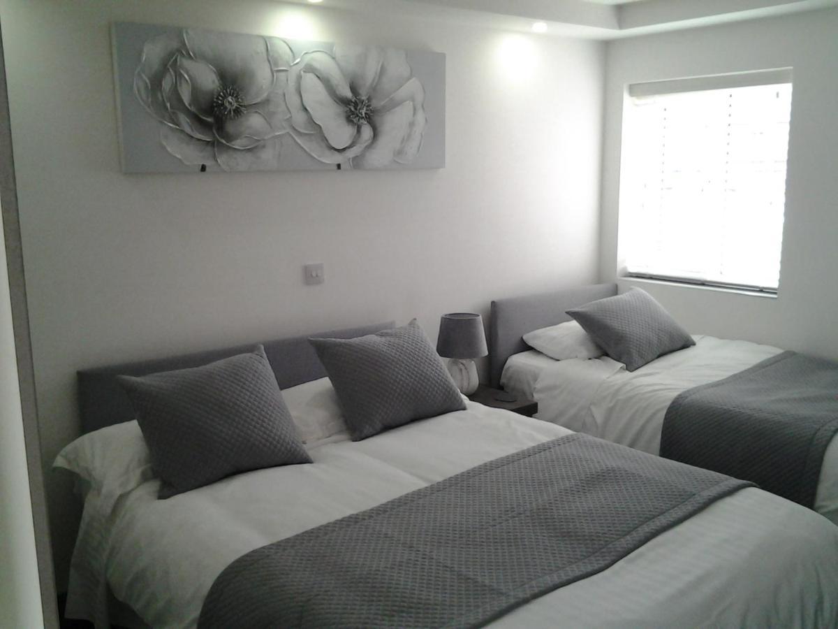 Lady Charlotte Guest Rooms Triple Rooms Dowlais Buitenkant foto