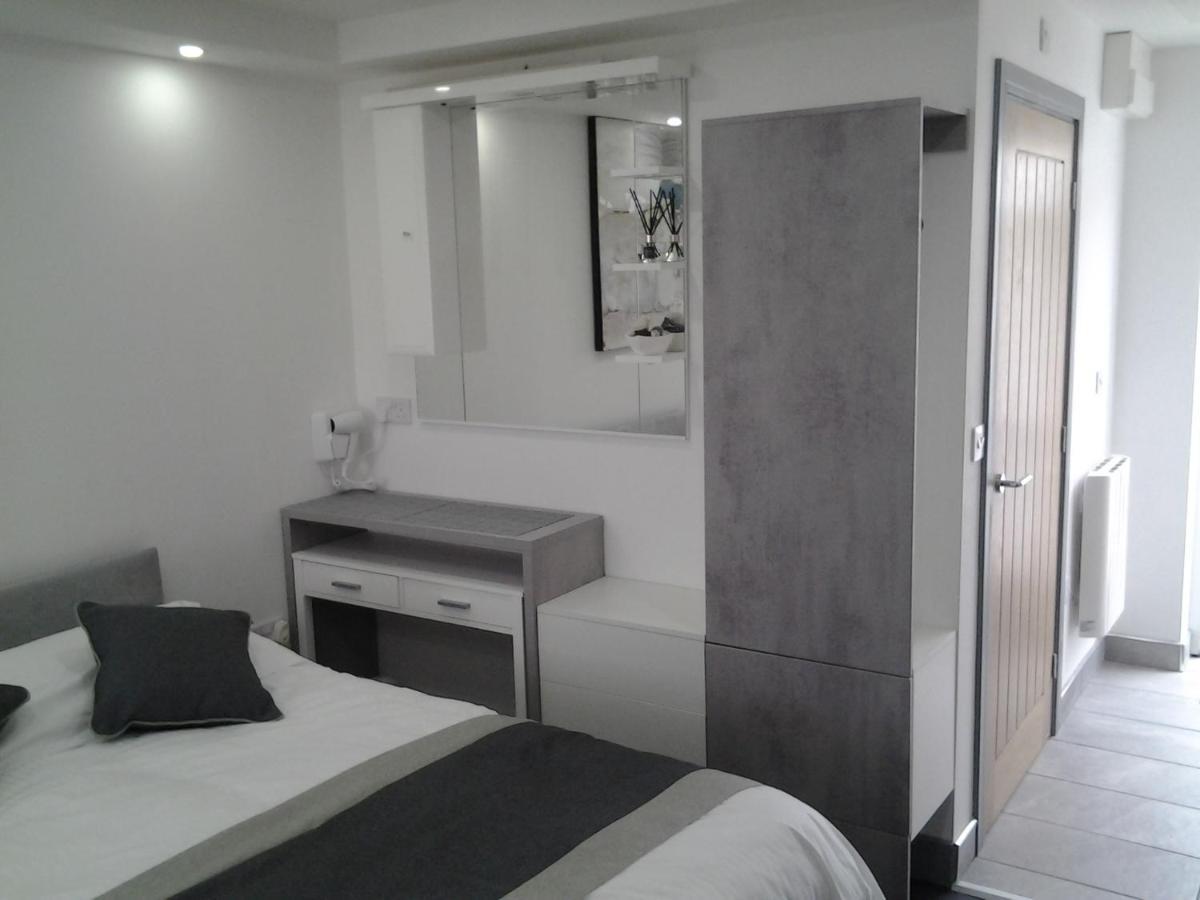 Lady Charlotte Guest Rooms Triple Rooms Dowlais Buitenkant foto