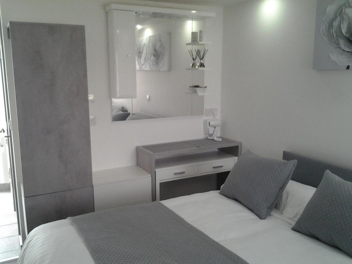 Lady Charlotte Guest Rooms Triple Rooms Dowlais Buitenkant foto
