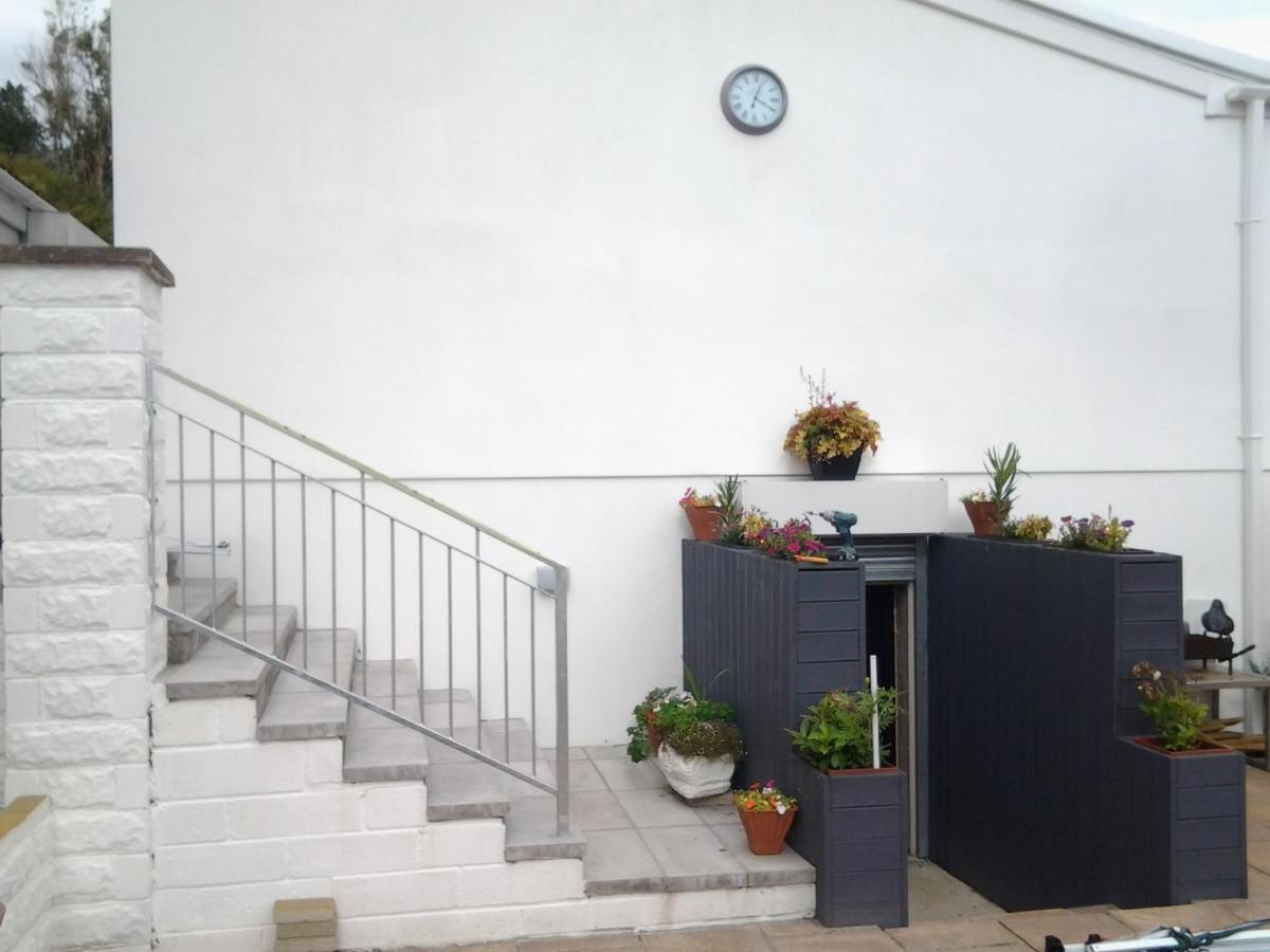 Lady Charlotte Guest Rooms Triple Rooms Dowlais Buitenkant foto