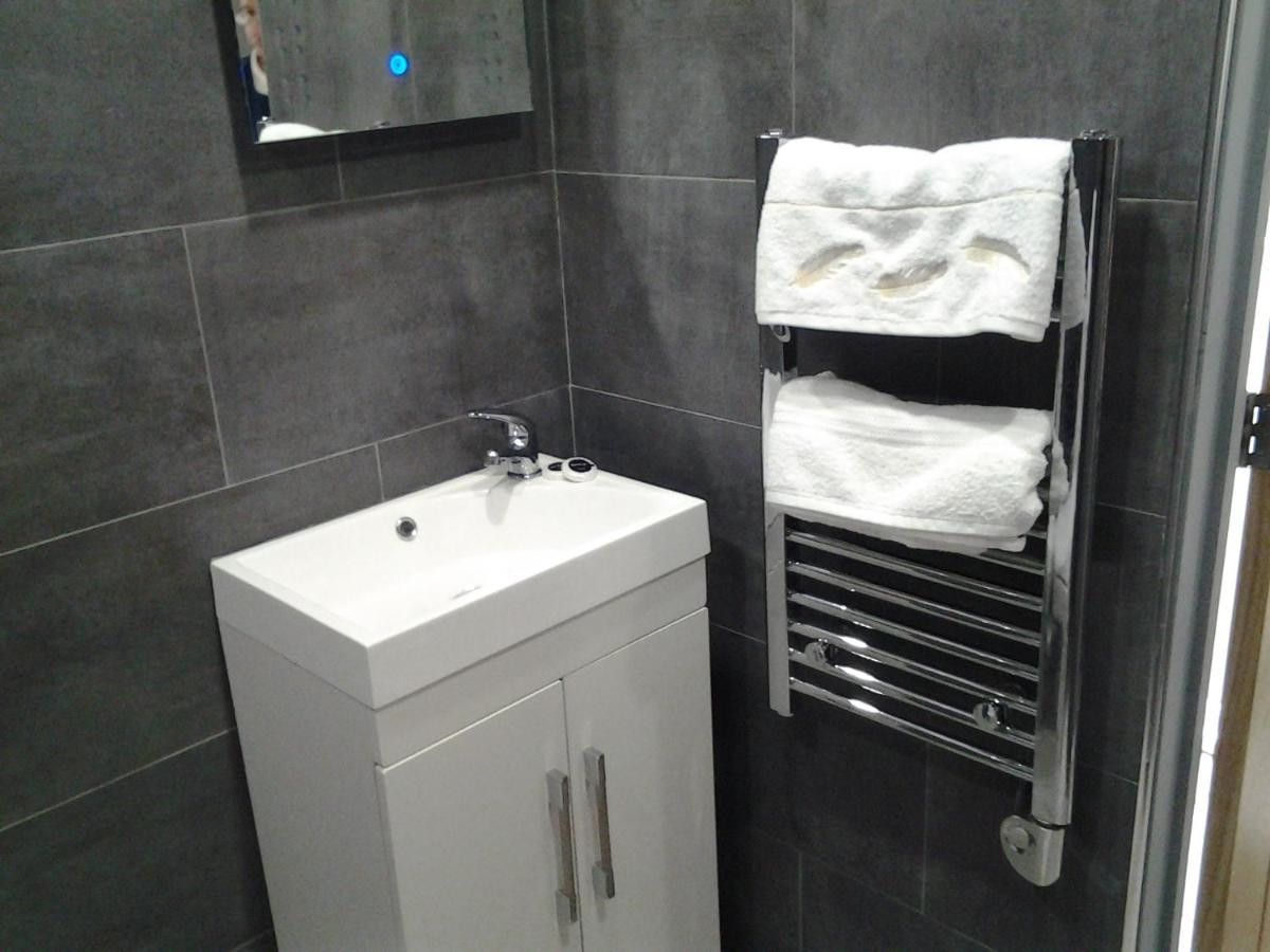 Lady Charlotte Guest Rooms Triple Rooms Dowlais Buitenkant foto