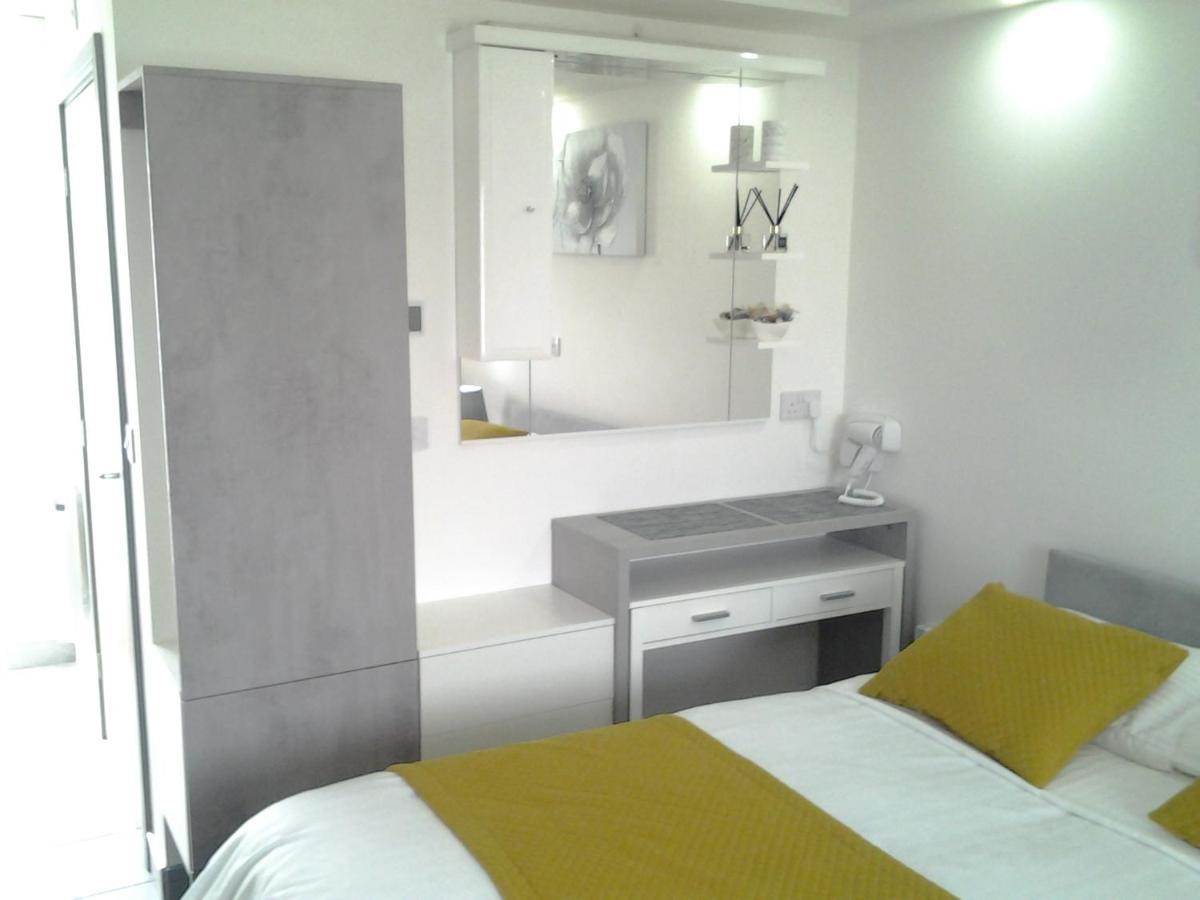 Lady Charlotte Guest Rooms Triple Rooms Dowlais Buitenkant foto