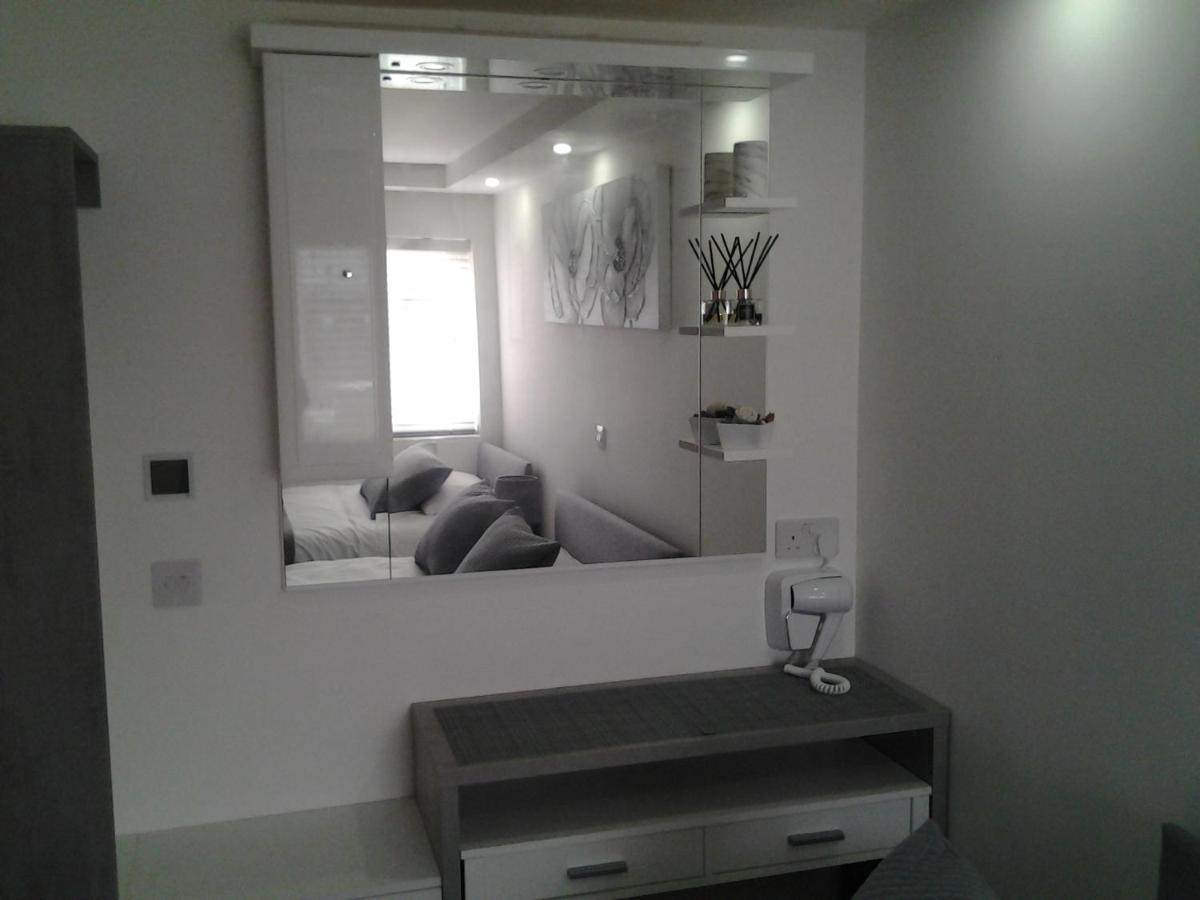 Lady Charlotte Guest Rooms Triple Rooms Dowlais Buitenkant foto