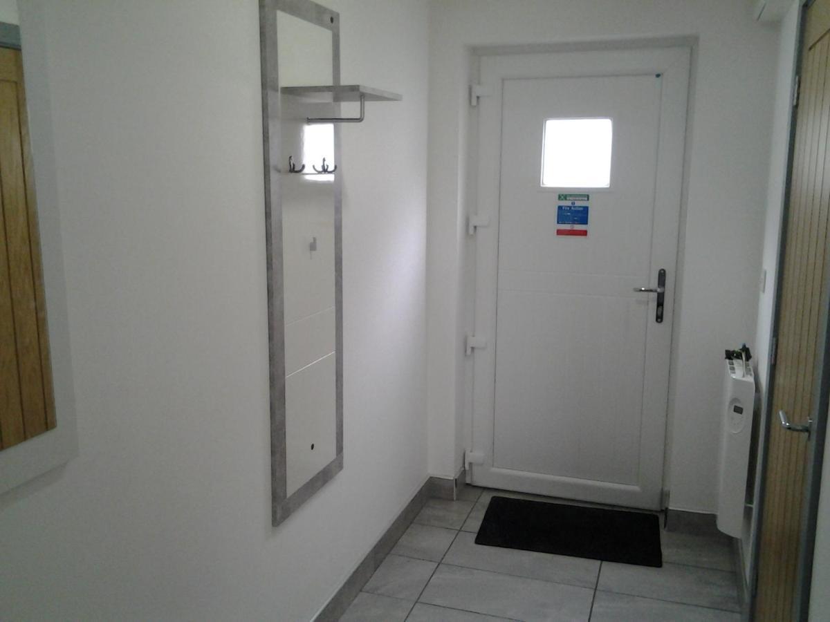 Lady Charlotte Guest Rooms Triple Rooms Dowlais Buitenkant foto