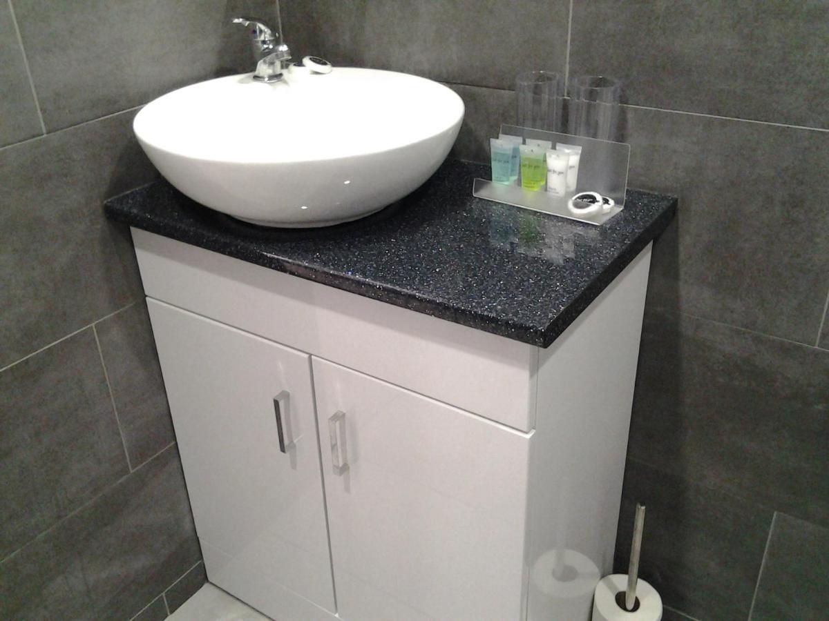 Lady Charlotte Guest Rooms Triple Rooms Dowlais Buitenkant foto