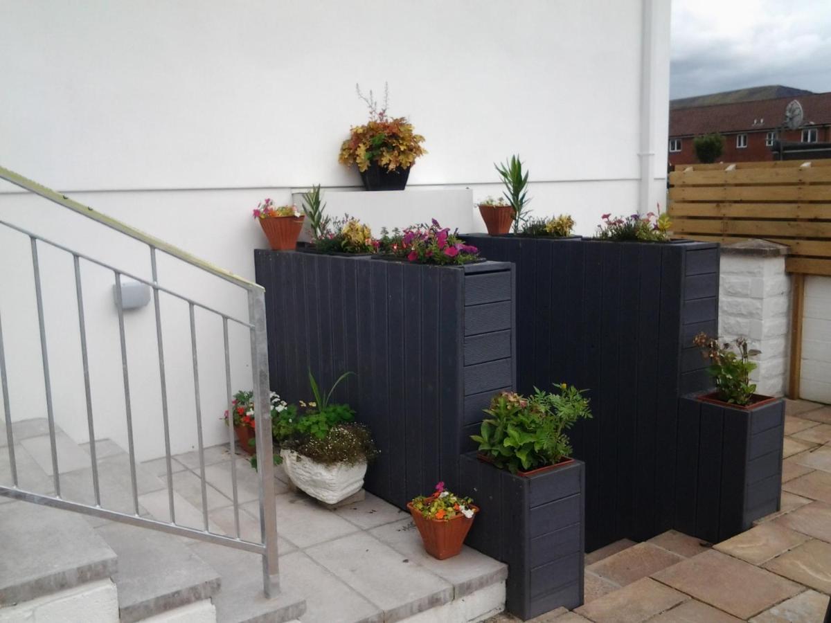 Lady Charlotte Guest Rooms Triple Rooms Dowlais Buitenkant foto