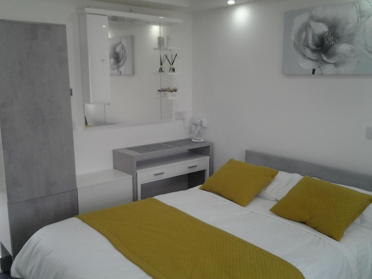 Lady Charlotte Guest Rooms Triple Rooms Dowlais Buitenkant foto