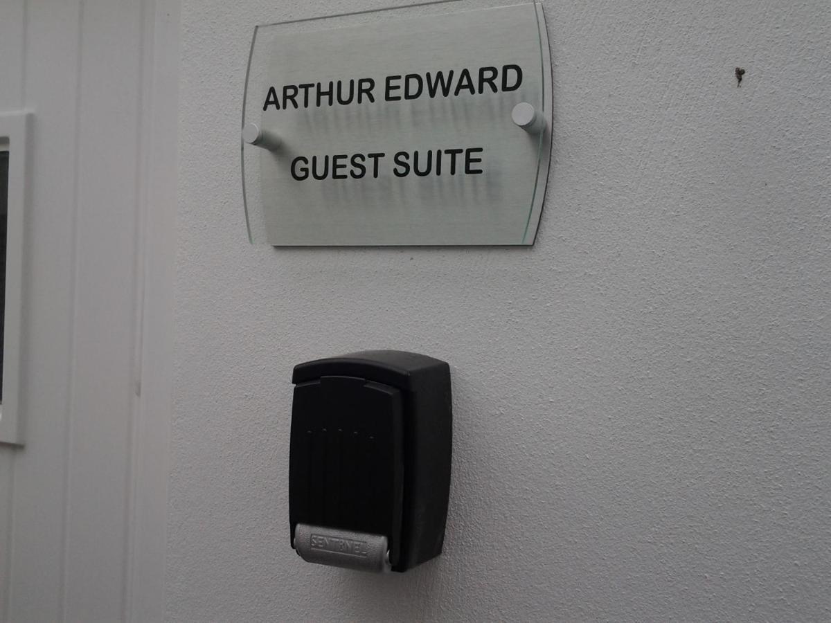 Lady Charlotte Guest Rooms Triple Rooms Dowlais Buitenkant foto