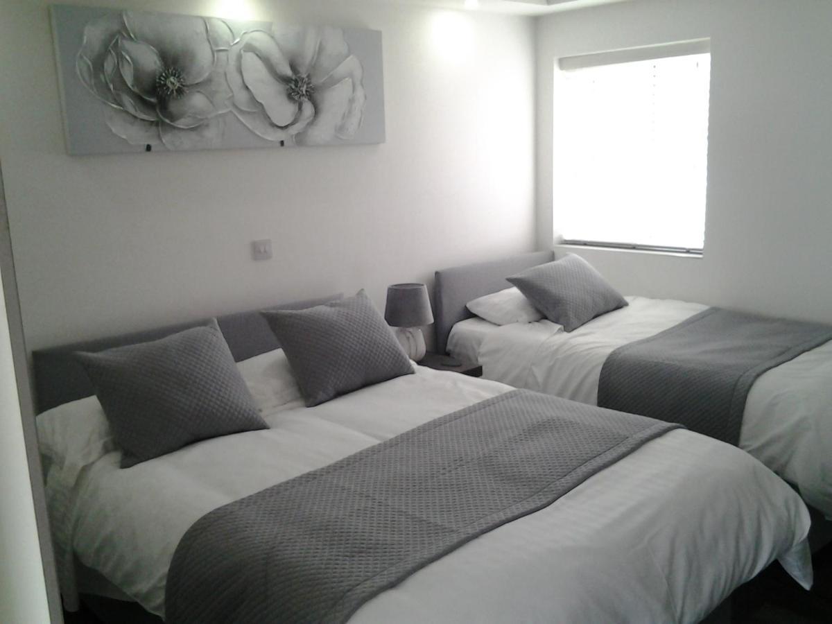 Lady Charlotte Guest Rooms Triple Rooms Dowlais Buitenkant foto